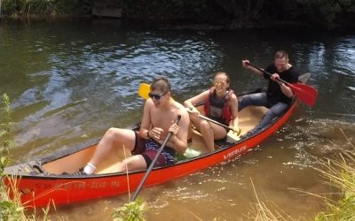 Alle in einem Boot – die Abteilung zeigt (schwankendes) Talent beim Paddeln